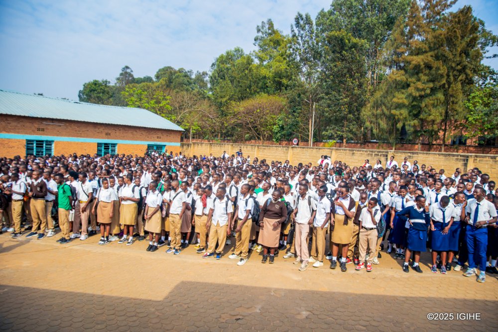 abanyeshuri_basabwe_gukora_cyane_mu_mwaka_w_amashuri_wa_2025-2026_kugira_ngo_bazatsinze_neza-2-9ac90